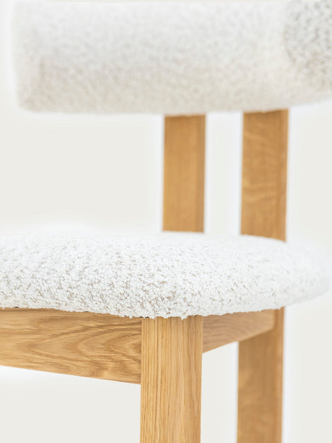 Chaise de salle à manger rembourrée en bouclé crème et chêne massif naturel Angelo