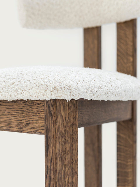 Chaise en bois de chêne massif fumé rembourrée Angelo
