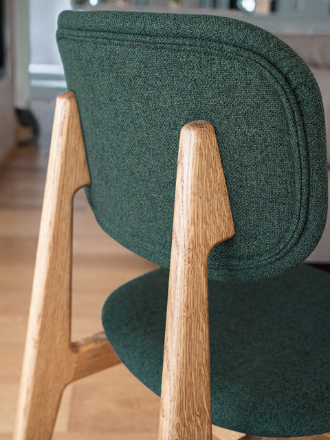 Chaise de salle à manger rembourrée en tissu vert et chêne massif naturel Mevis