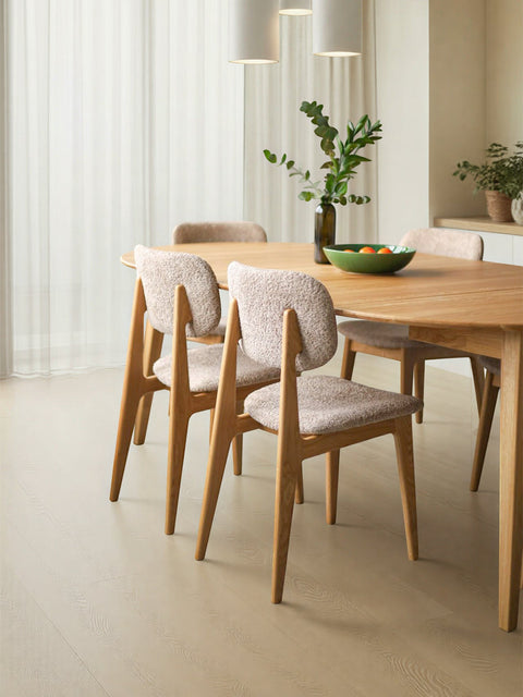 Chaise de salle à manger rembourrée en tissu bouclé antelope et chêne massif naturel Mevis 