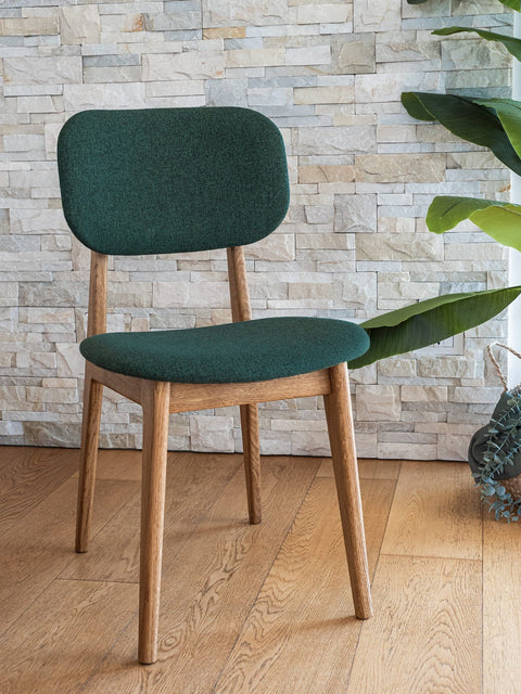 Chaise de salle à manger rembourrée en tissu vert et chêne massif naturel Mevis