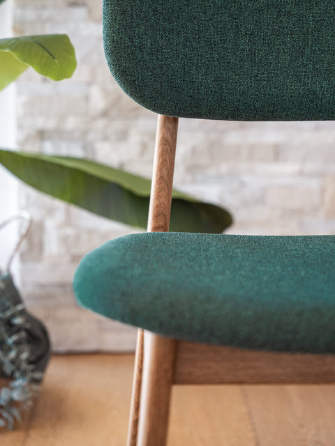 Chaise de salle à manger rembourrée en tissu vert et chêne massif naturel Mevis