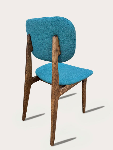 Chaise de salle à manger rembourrée en tissu turquoise et bois de chêne massif brun Mevis