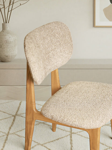 Chaise de salle à manger rembourrée en tissu bouclé antelope et chêne massif naturel Mevis 