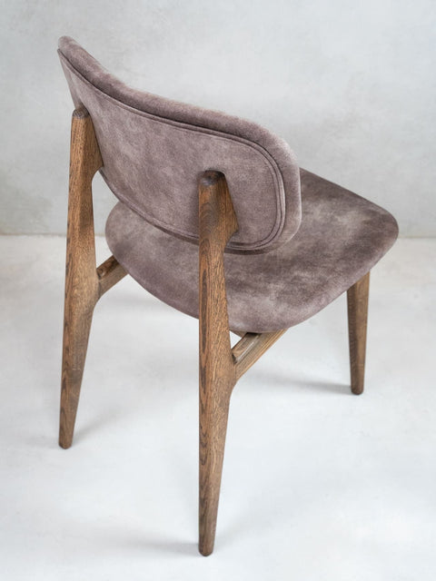 Chaise de salle à manger rembourrée en tissu marron et chêne massif fumé Mevis