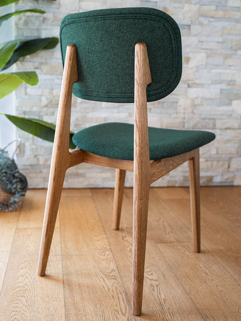 Chaise de salle à manger rembourrée en tissu vert et chêne massif naturel Mevis