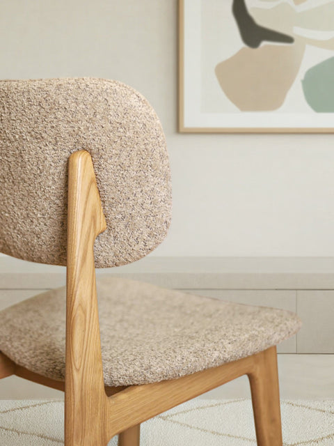 Chaise de salle à manger rembourrée en tissu bouclé antelope et chêne massif naturel Mevis 