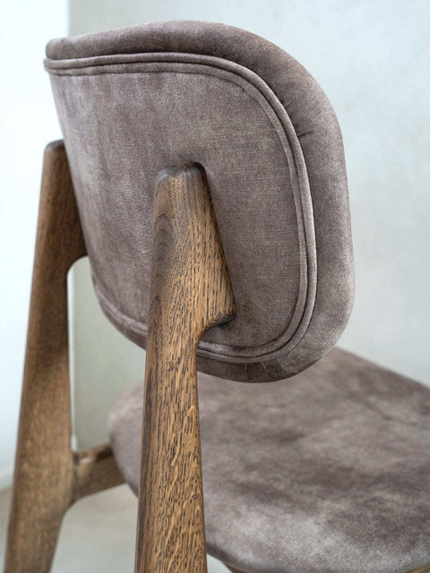 Chaise de salle à manger rembourrée en tissu marron et chêne massif fumé Mevis