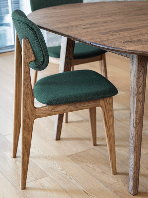 Chaise de salle à manger rembourrée en tissu vert et chêne massif naturel Mevis
