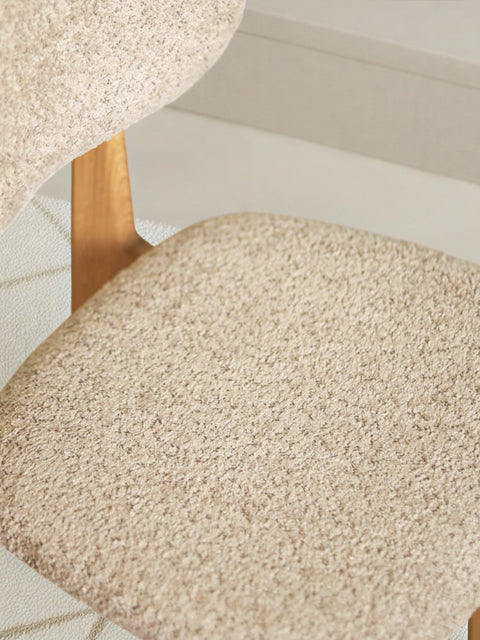 Chaise de salle à manger rembourrée en tissu bouclé antelope et chêne massif naturel Mevis 