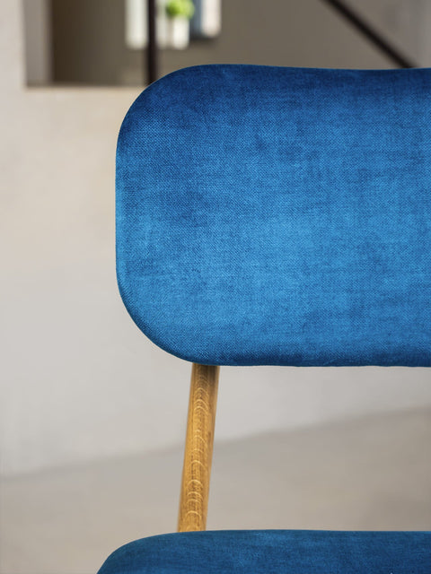 Chaise de salle à manger rembourrée en velours bleu sur bois de chêne massif naturel Mevis