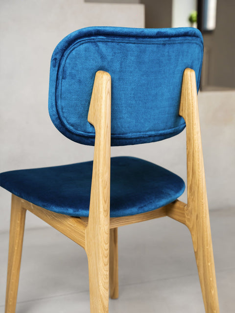 Chaise de salle à manger rembourrée en velours bleu sur bois de chêne massif naturel Mevis