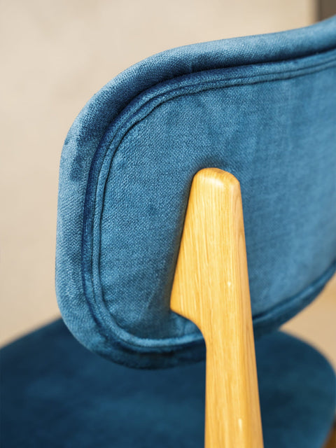 Chaise de salle à manger rembourrée en velours bleu sur bois de chêne massif naturel Mevis
