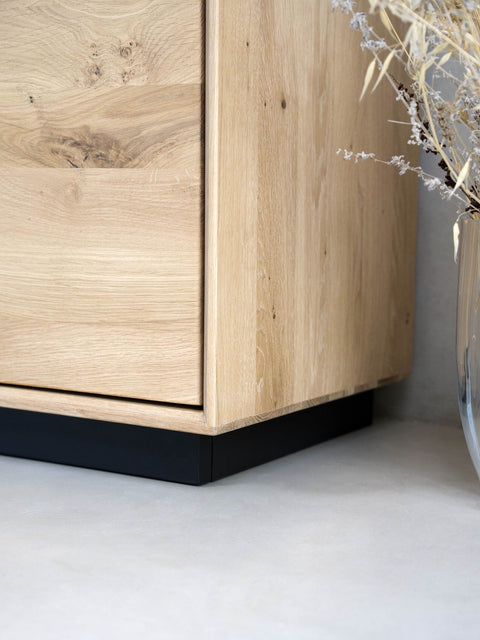Buffet 180 cm avec 4 portes en chêne massif blanchi moderne Adena