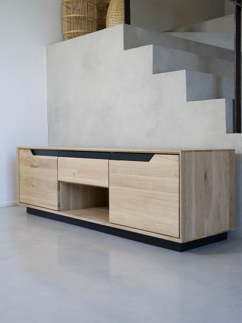 Meuble TV en chêne massif blanchi 2 portes 160x42x50 cm moderne Adena