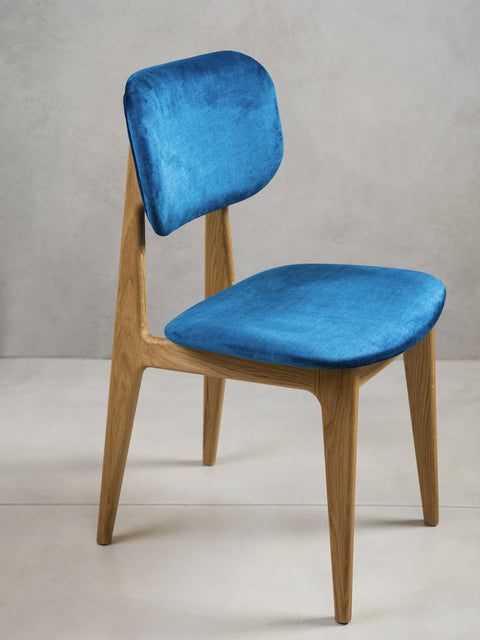 Chaise de salle à manger rembourrée en velours bleu sur bois de chêne massif naturel Mevis