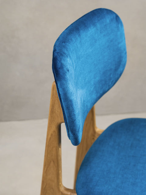 Chaise de salle à manger rembourrée en velours bleu sur bois de chêne massif naturel Mevis