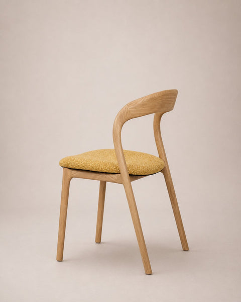 Chaise de salle à manger avec assise rembourrée en tissu jaune et chêne massif naturel Arco