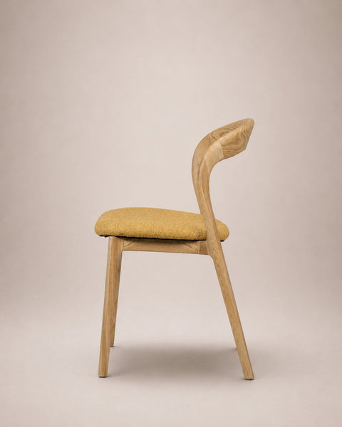 Chaise de salle à manger avec assise rembourrée en tissu jaune et chêne massif naturel Arco