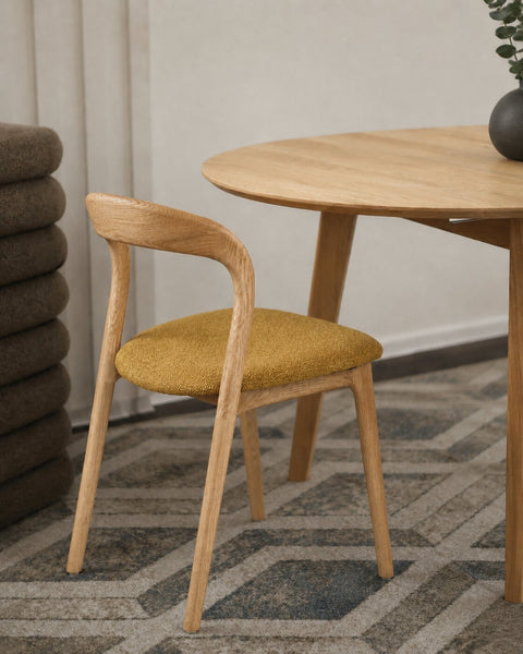 Chaise de salle à manger avec assise rembourrée en tissu jaune et chêne massif naturel Arco