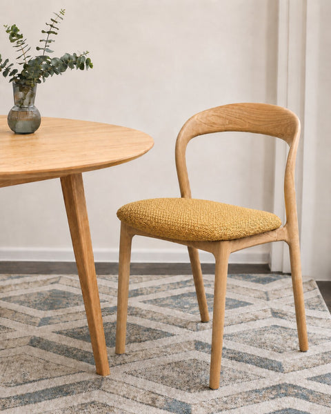 Chaise de salle à manger avec assise rembourrée en tissu jaune et chêne massif naturel Arco