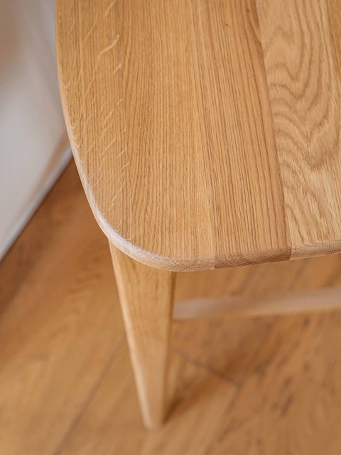 Tabouret de bar avec dossier en bois de chêne massif naturel, hauteur d'assise 70 cm Paolo