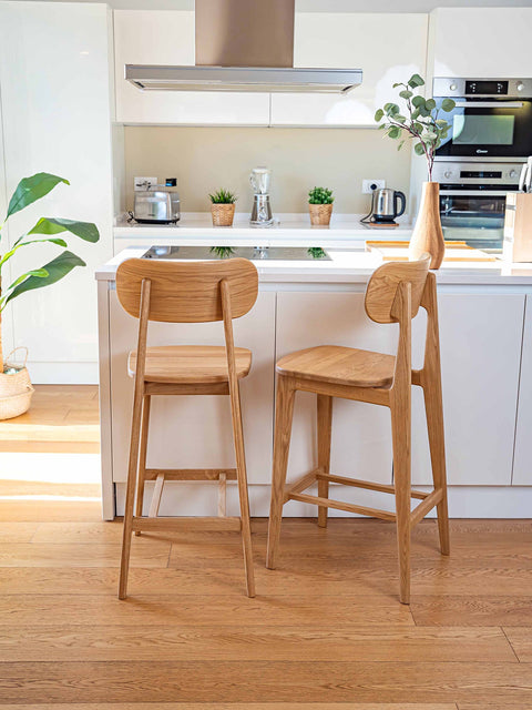 Tabouret de bar avec dossier en bois de chêne massif naturel, hauteur d'assise 70 cm Paolo