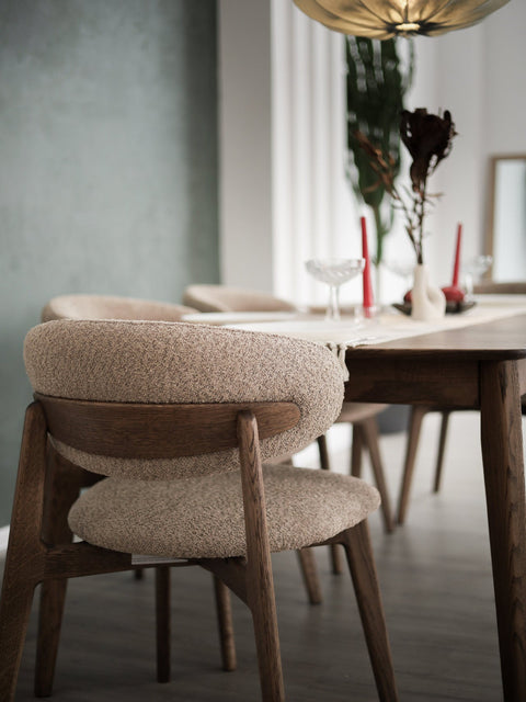 Chaise de salle à manger rembourrée avec accoudoirs, en bouclé antelope et chêne massif fumé Luna