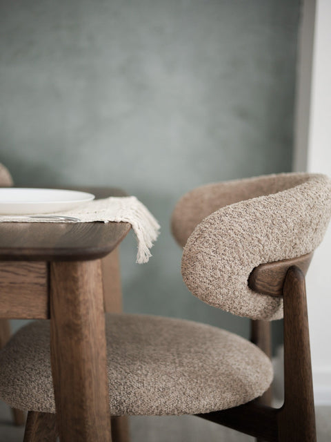 Chaise de salle à manger rembourrée avec accoudoirs, en bouclé antelope et chêne massif fumé Luna