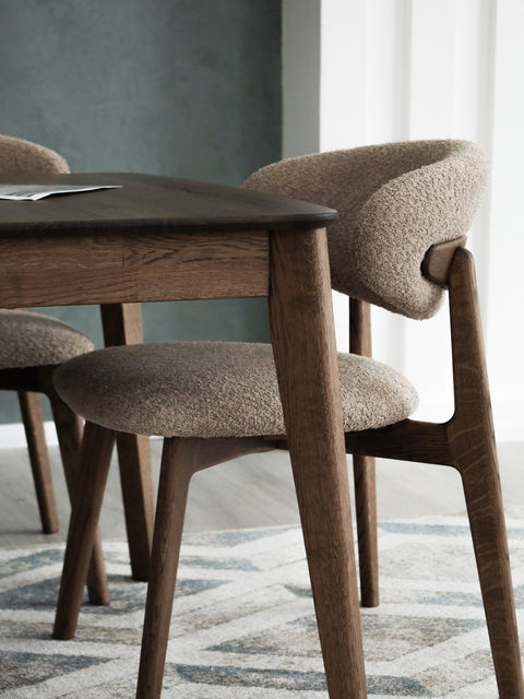 Chaise de salle à manger rembourrée avec accoudoirs, en bouclé antelope et chêne massif fumé Luna