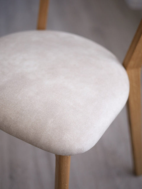 Chaise de salle à manger rembourrée en tissu beige et chêne massif naturel Libero