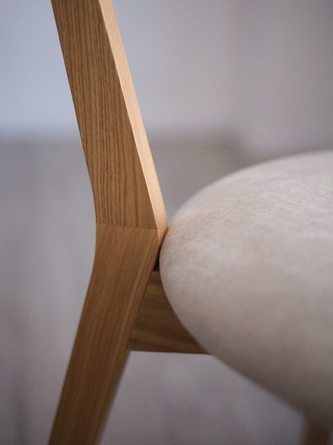 Chaise de salle à manger rembourrée en tissu beige et chêne massif naturel Libero