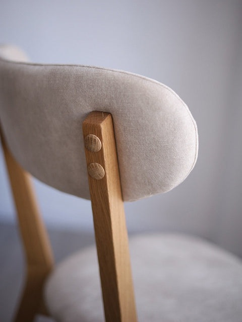 Chaise de salle à manger rembourrée en tissu beige et chêne massif naturel Libero