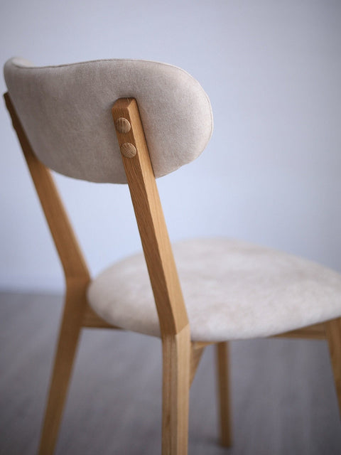Chaise de salle à manger rembourrée en tissu beige et chêne massif naturel Libero