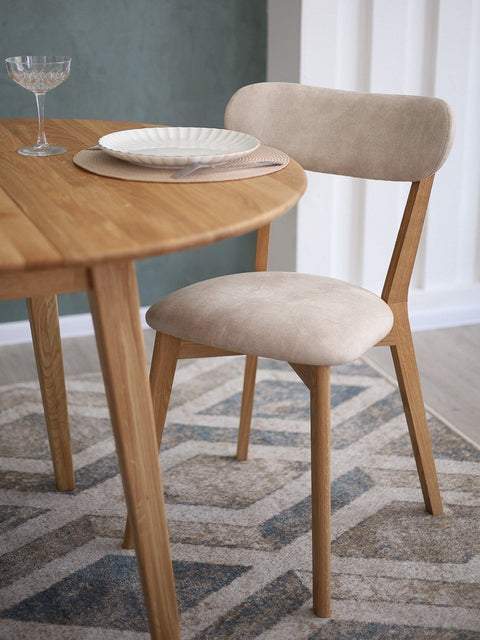 Chaise de salle à manger rembourrée en tissu beige et chêne massif naturel Libero