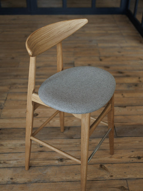 Tabouret de bar avec dossier et assise rembourrée en chêne massif naturel hauteur d'assise 70 cm Positano