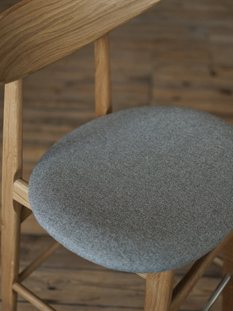 Tabouret de bar avec dossier et assise rembourrée en chêne massif naturel hauteur d'assise 70 cm Positano