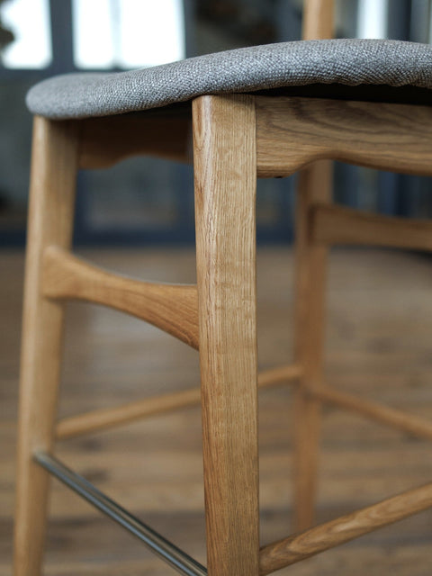 Tabouret de bar avec dossier et assise rembourrée en chêne massif naturel hauteur d'assise 70 cm Positano