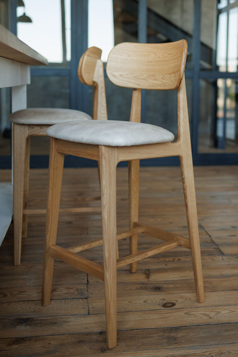 Tabouret de bar avec dossier et assise rembourrée en chêne massif naturel hauteur d'assise 70 cm Paolo