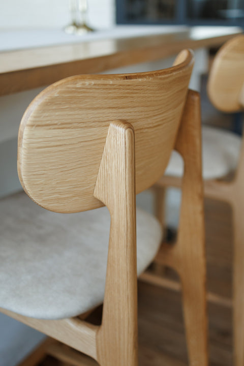 Tabouret de bar avec dossier et assise rembourrée en chêne massif naturel hauteur d'assise 70 cm Paolo