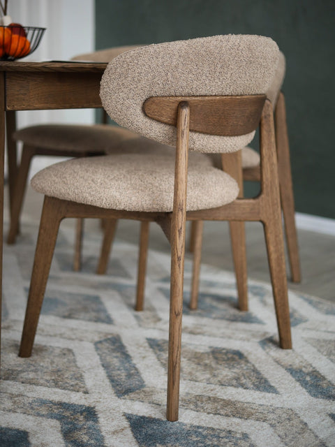 Chaise de salle à manger rembourrée avec accoudoirs, en bouclé antelope et chêne massif fumé Luna