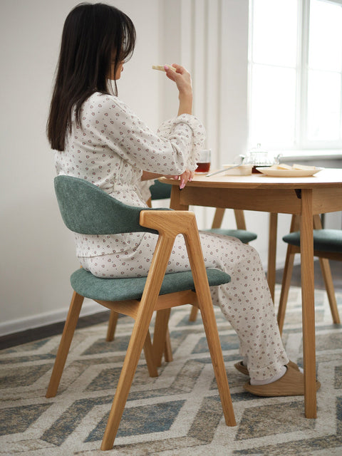 Chaise de salle à manger rembourrée avec accoudoirs en tissu vert et chêne massif naturel Atena