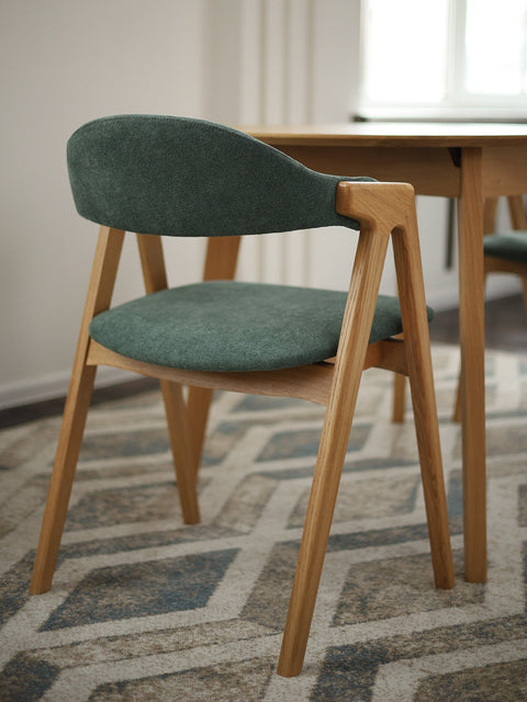 Chaise de salle à manger rembourrée avec accoudoirs en tissu vert et chêne massif naturel Atena
