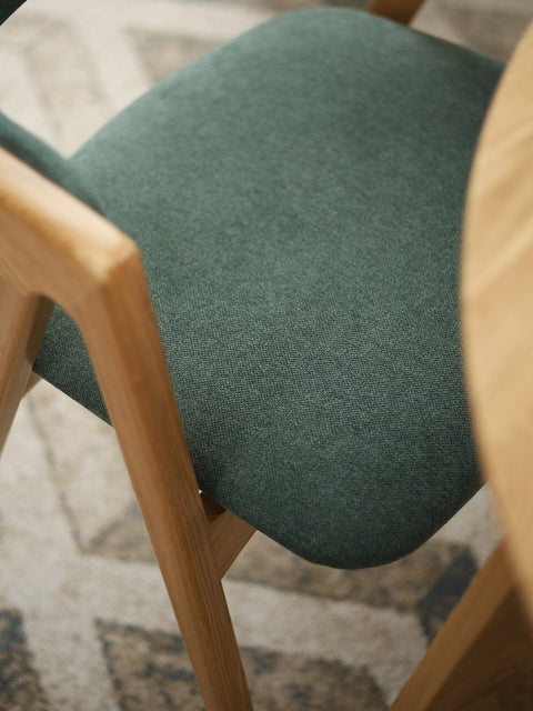 Chaise de salle à manger rembourrée avec accoudoirs en tissu vert et chêne massif naturel Atena