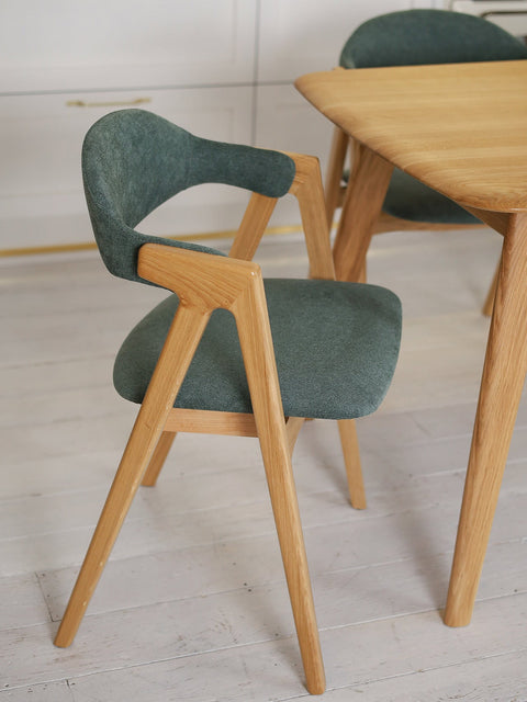 Chaise de salle à manger rembourrée avec accoudoirs en tissu vert et chêne massif naturel Atena