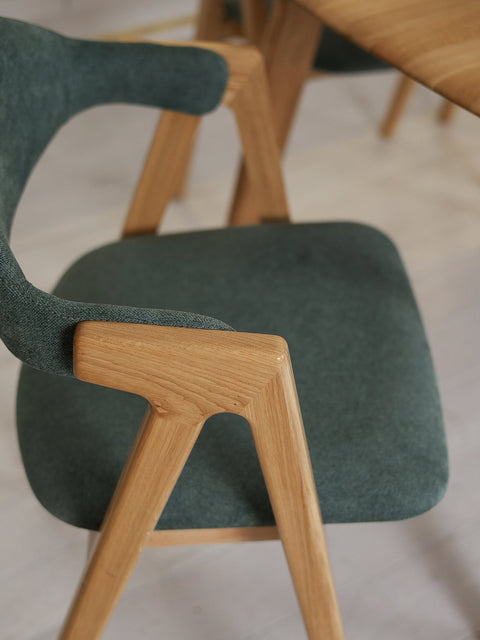 Chaise de salle à manger rembourrée avec accoudoirs en tissu vert et chêne massif naturel Atena