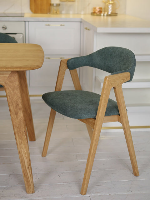 Chaise de salle à manger rembourrée avec accoudoirs en tissu vert et chêne massif naturel Atena