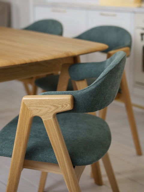 Chaise de salle à manger rembourrée avec accoudoirs en tissu vert et chêne massif naturel Atena
