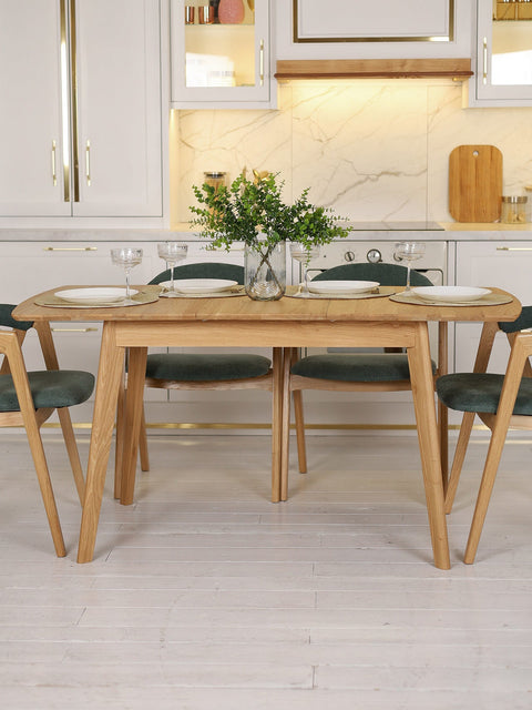 Chaise de salle à manger rembourrée avec accoudoirs en tissu vert et chêne massif naturel Atena