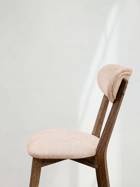Chaise en bois massif de chêne fumé rembourrée Libero